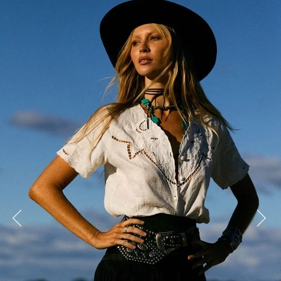 Chasing Unicorns✨ Not Alone Anymore Linen Cutwork Blouse sz M - Picture 4 of 17